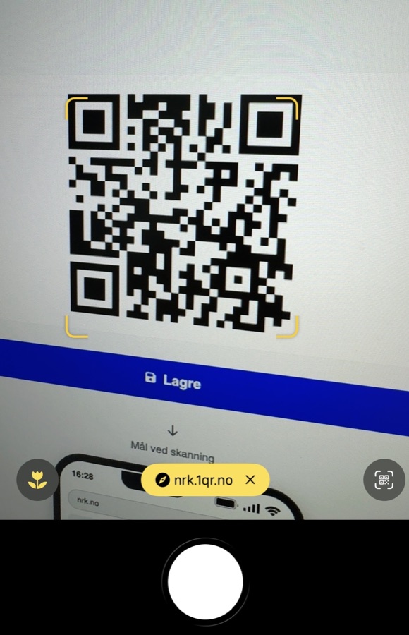 En telefon skanner en QR-kode og viser den tilpassede skann-URL-en på skjermen